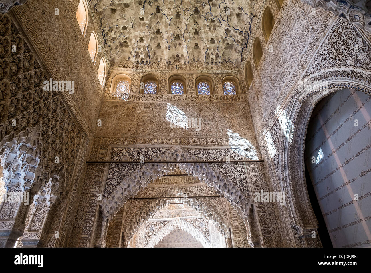Bella e complicata carving islamica alla Alhambra di Granada, Andalusia, Spagna Foto Stock