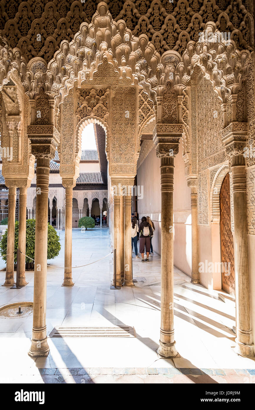 Architettura islamica presso la Corte dei Leoni a la Alhambra di Granada, Andalusia, Spagna Foto Stock