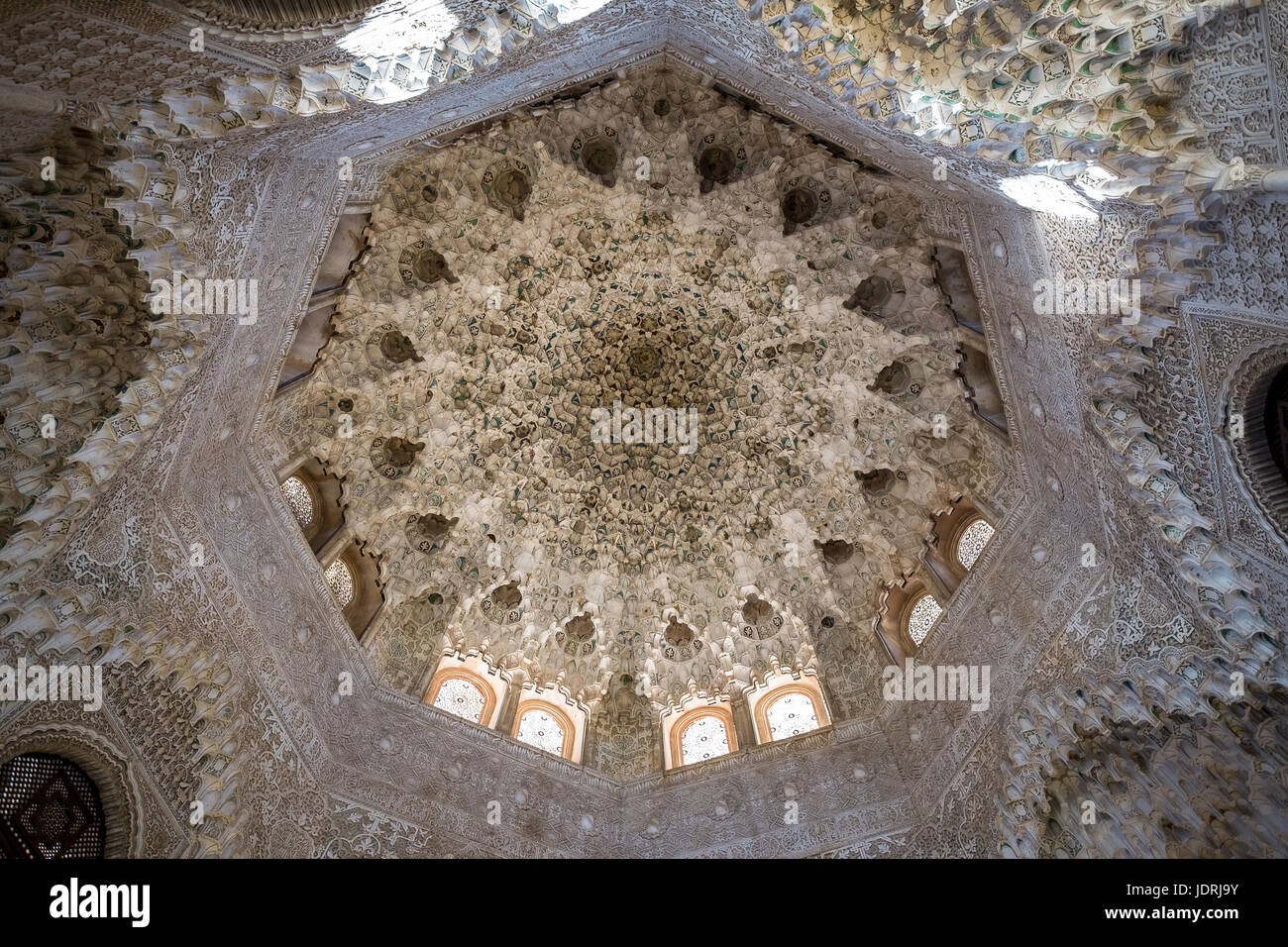 Vaulting a nido d'ape al complesso reale, Alhambra di Granada, Andalusia, Spagna Foto Stock