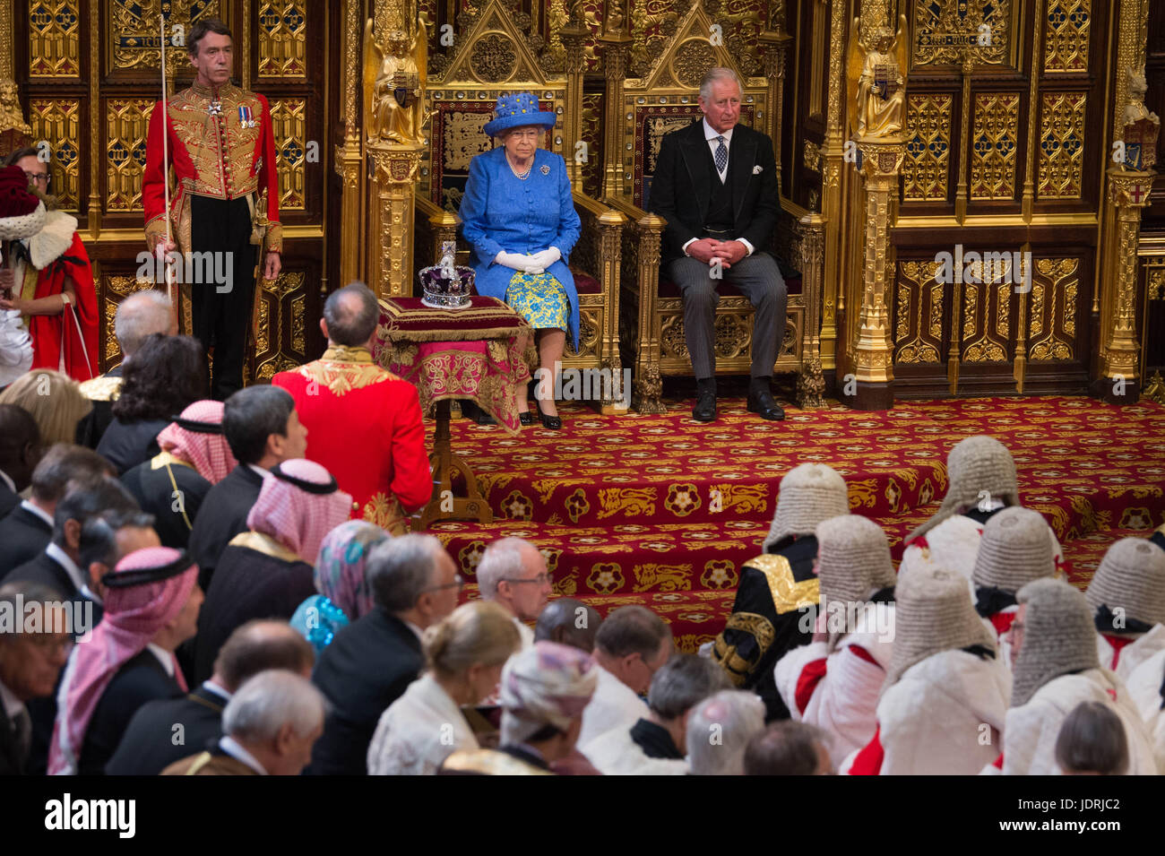 Sua Maestà la Regina accompagnata dal Principe di Galles presenta il governo della regina il discorso nella camera Galleria Est durante lo stato apertura del Parlamento alla House of Lords presso il Palazzo di Westminster a Londra. Foto Stock