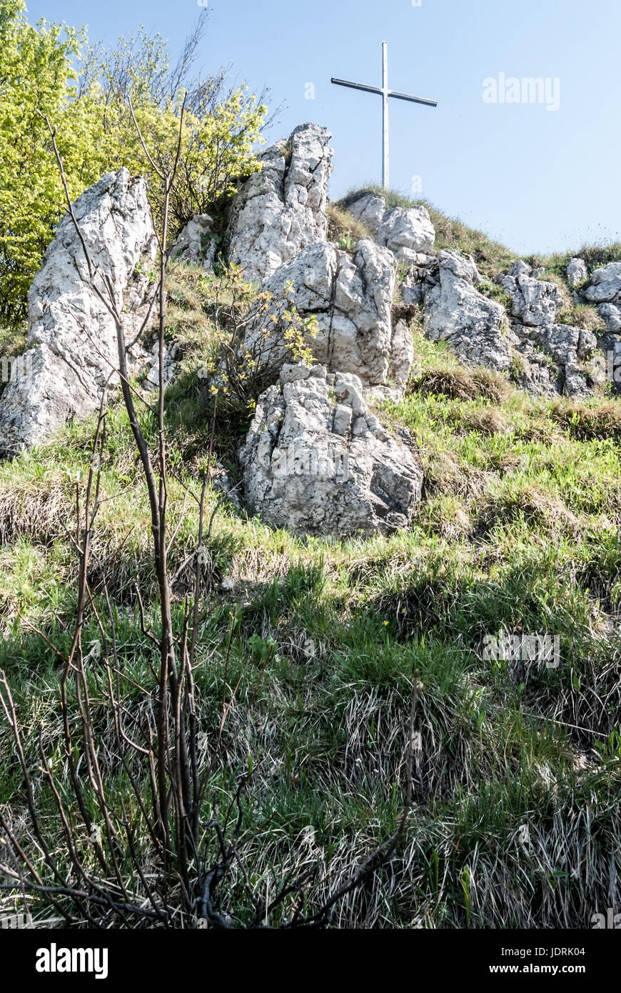 Croce sip onzadny hill vertice con le rocce calcaree e cielo chiaro in Velka Fatra montagne in Slovacchia Foto Stock