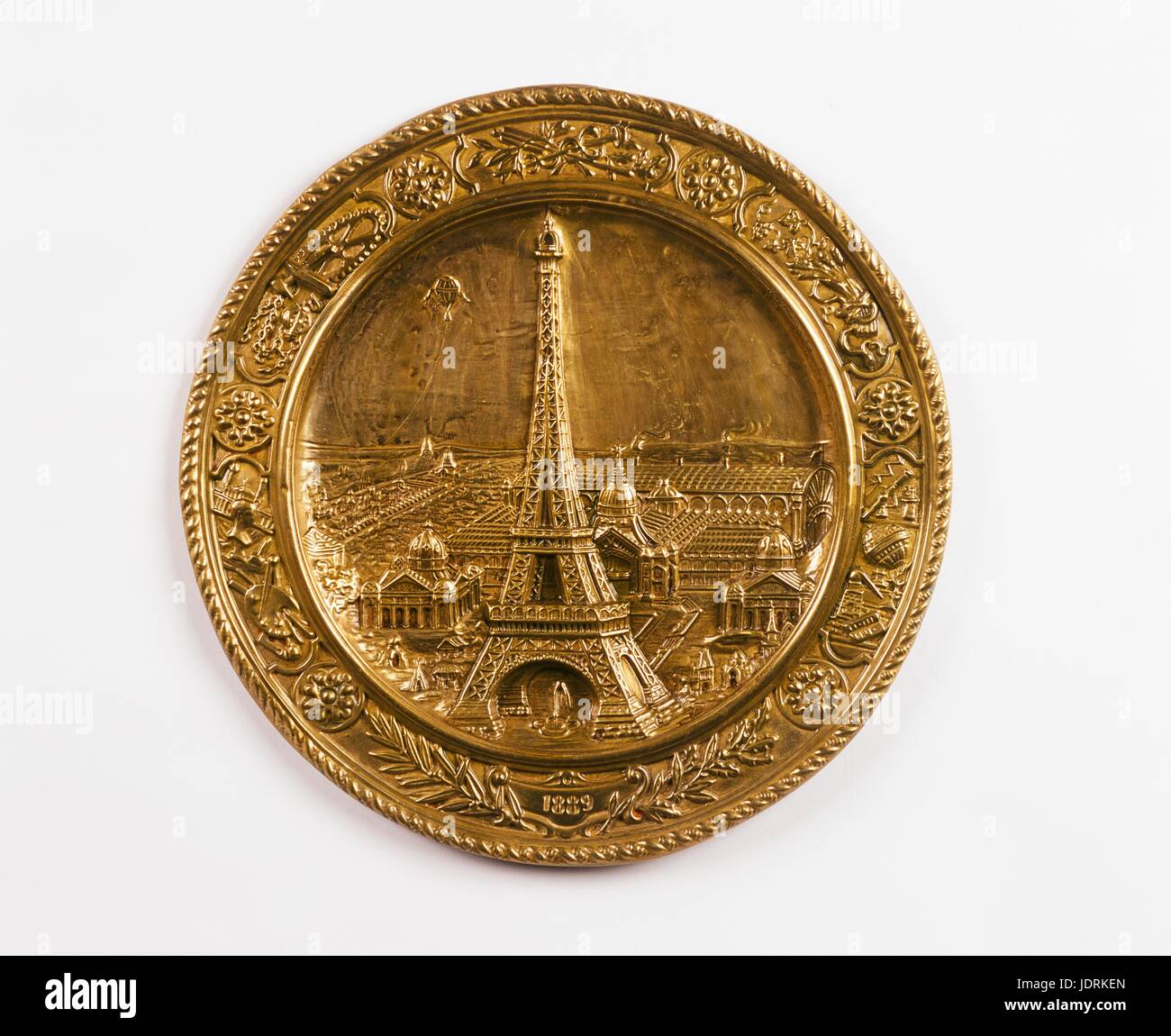 Piatto di Souvenir per l'Esposizione Universale del 1889 Panorama della Fiera Mondiale con la Torre Eiffel e un palloncino fisso. Repoussé in ottone (diametro 39,5 cm) Muller-Quênot Collection Foto Stock