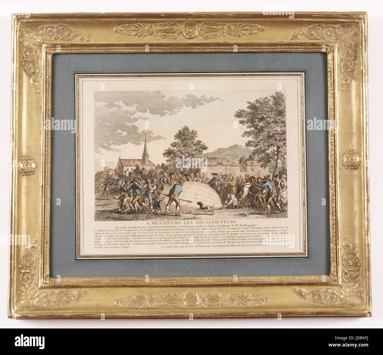 Incisione francese il palloncino di idrogeno viene rimosso dagli Champs de Mars e il 27 agosto 1783 a seguito crash in Gonesse attacco colorati, con telaio (44 x 52 cm) Muller-Quraccolta ênot titolo recita: "ai finanziatori' Il 27 agosto a cinque ore, un colpo ha annunciato l'inizio dell'esperimento. Il palloncino, libero dai suoi legami, sono aumentate rapidamente verso il cielo per lo stupore dei tre centinaia di migliaia di spettatori. Entro due minuti che aveva già raggiunto un altezza di 488 toises. Il palloncino è atterrato a Gonesse dopo tre quarti di un'ora di volo, esso aveva riguardato cinque lea Foto Stock