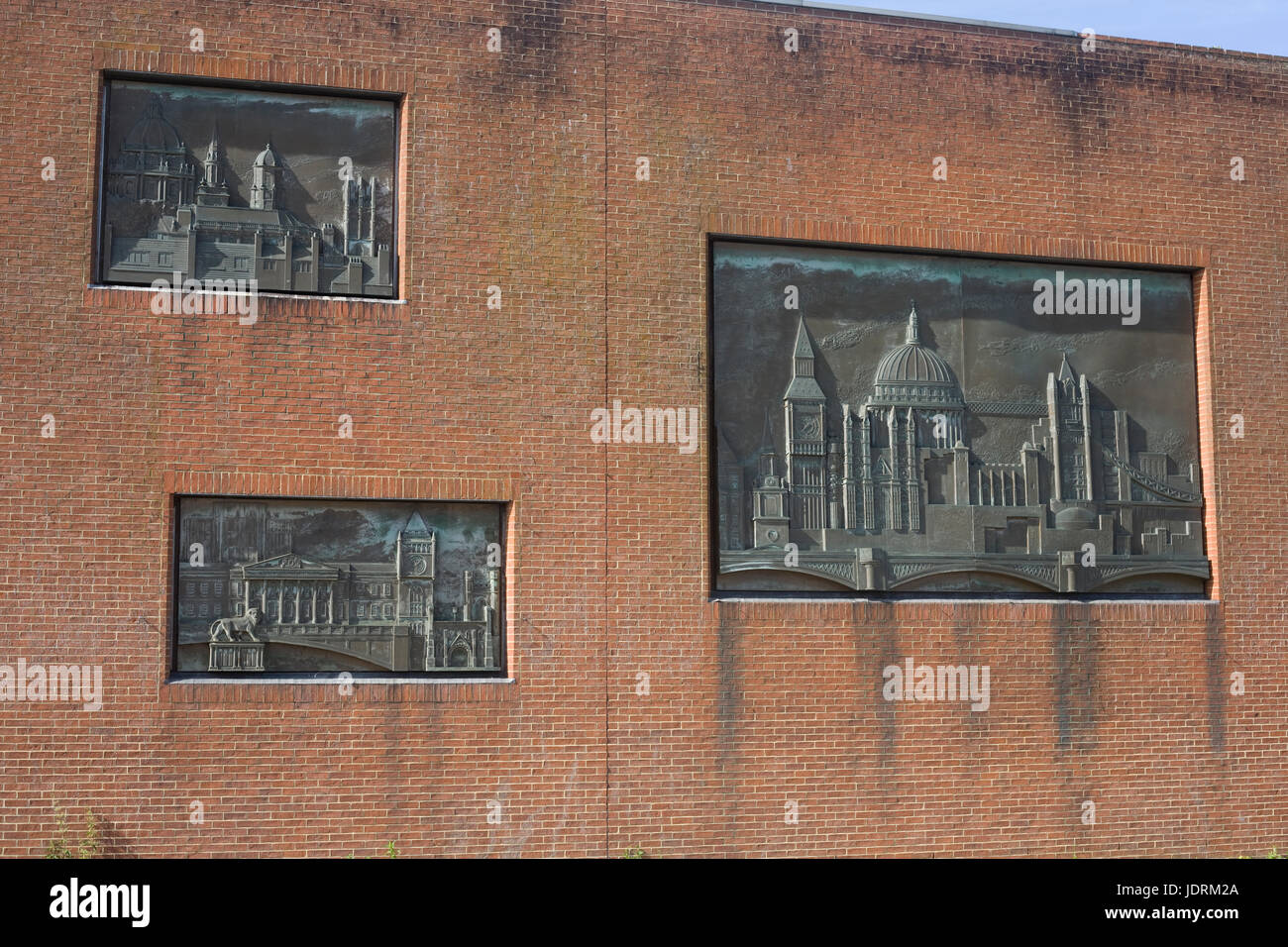 Incisioni in ottone sul muro alto in Newbury Town Center raffiguranti Oxford, Reading e Londra Foto Stock