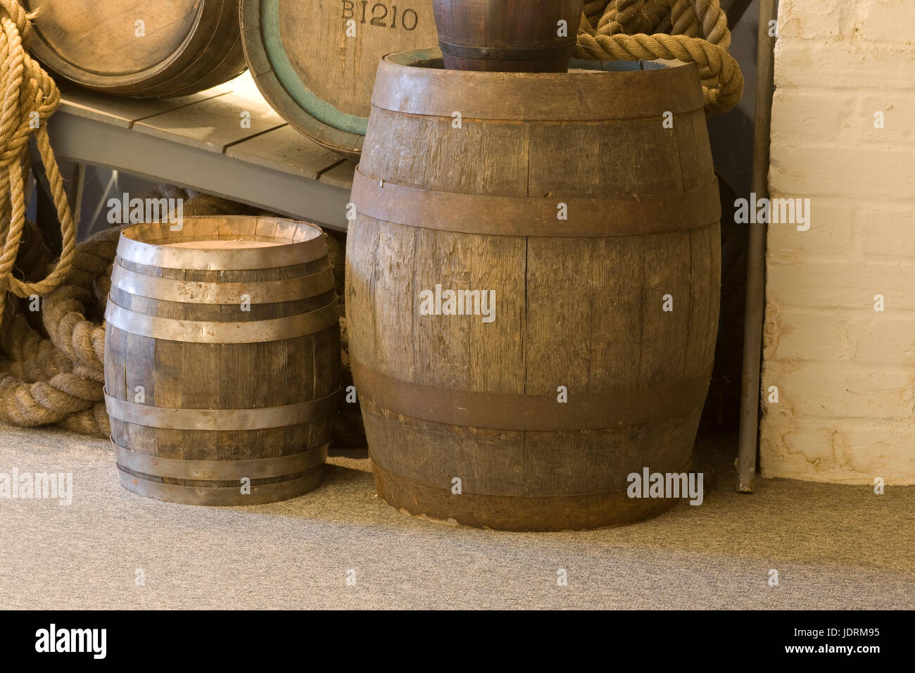 Brandy in legno Barili come parte di display sul contrabbando a Buckler di difficile museum Foto Stock
