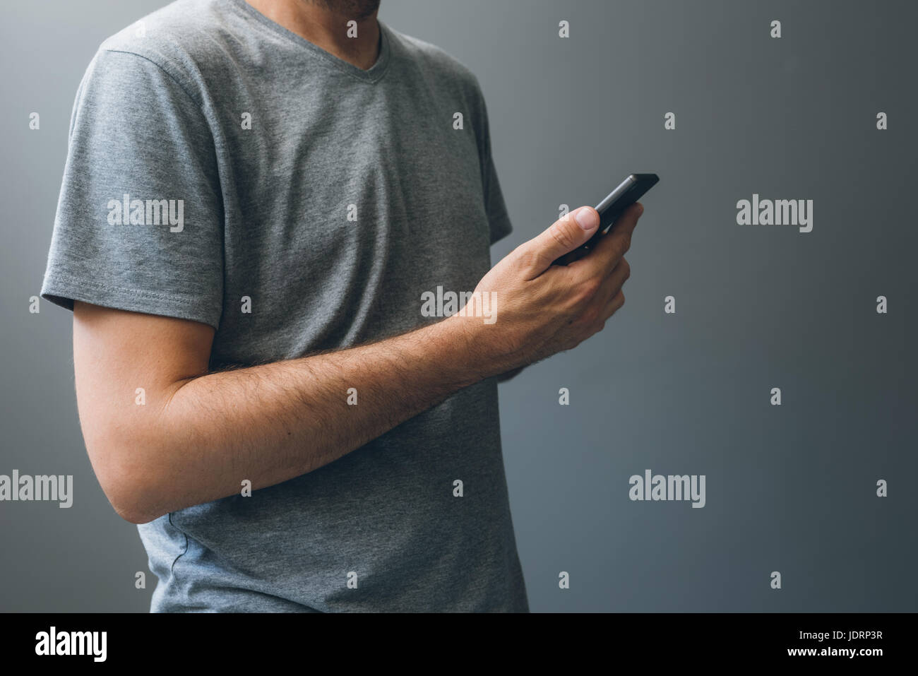 L uomo lo smartphone tenendo in mano lo stile di vita moderno implica l'utilizzo di elettronica e la nuova tecnologia nelle attività quotidiane Foto Stock