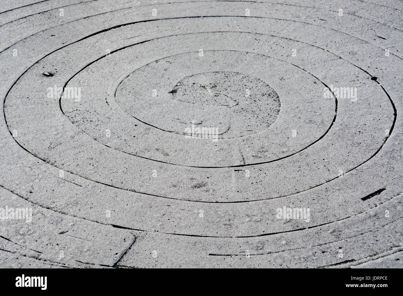 Immagine del dipinto di bianco a spirale del traffico della rotonda. Concetto di 'fare il giro nel cerchio", avvolto, cerchio interno. Foto Stock