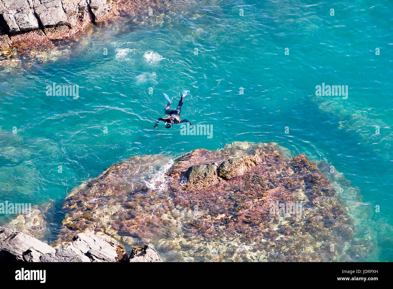 Scuba Diver sulla superficie del mare, a Almu ecar, provincia di Granada, Spagna Foto Stock