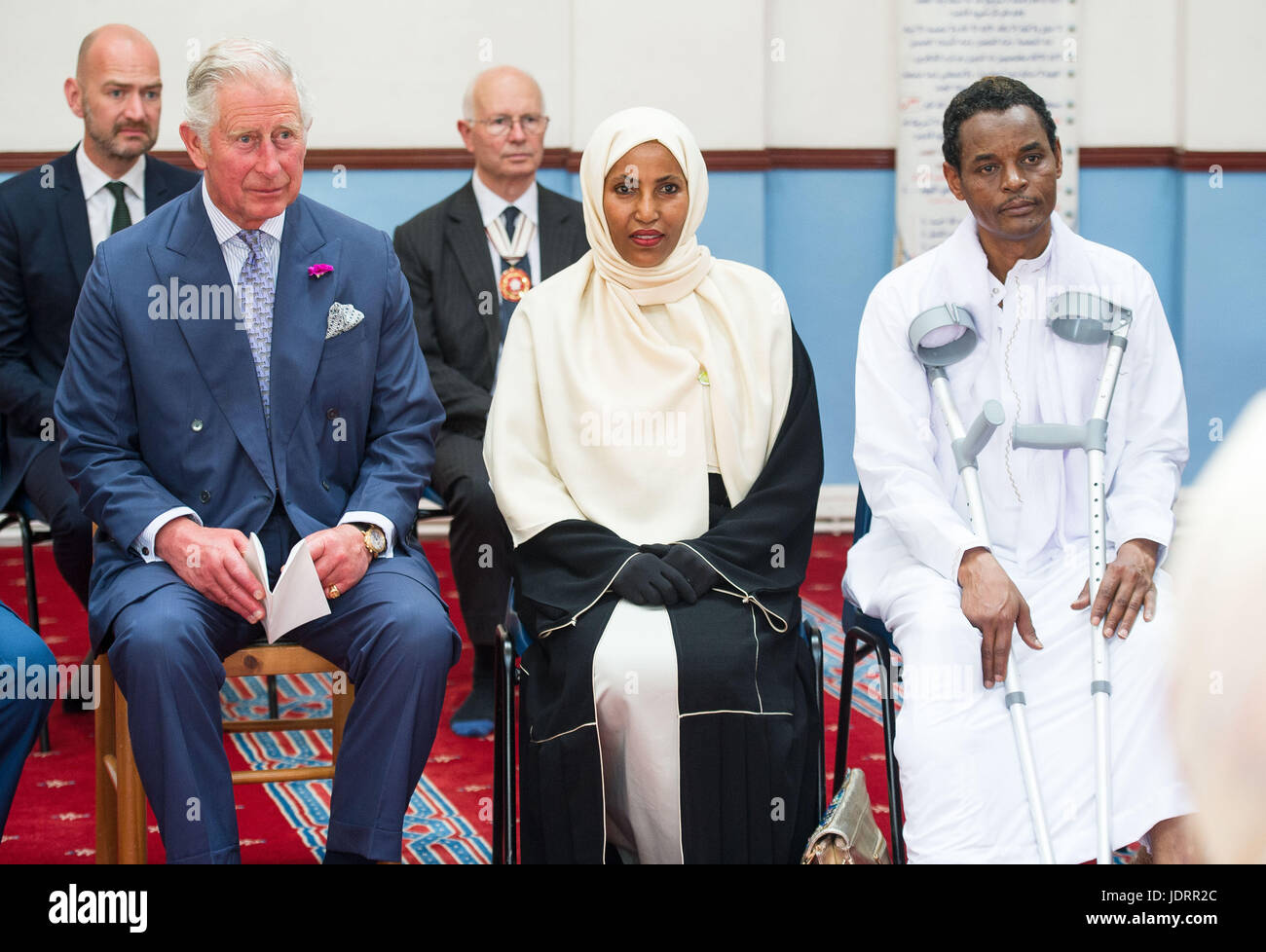 Il Principe di Galles parla ai membri durante una visita ai musulmani benessere casa nel nord di Londra, per incontrare i membri della comunità locale e di conoscere la risposta comunitaria a seguito dei recenti attacchi terroristici. Foto Stock Il Principe di Galles parla ai membri durante una visita ai musulmani benessere casa nel nord di Londra, per incontrare i membri della comunità locale e di conoscere la risposta comunitaria a seguito dei recenti attacchi terroristici. Foto Stock