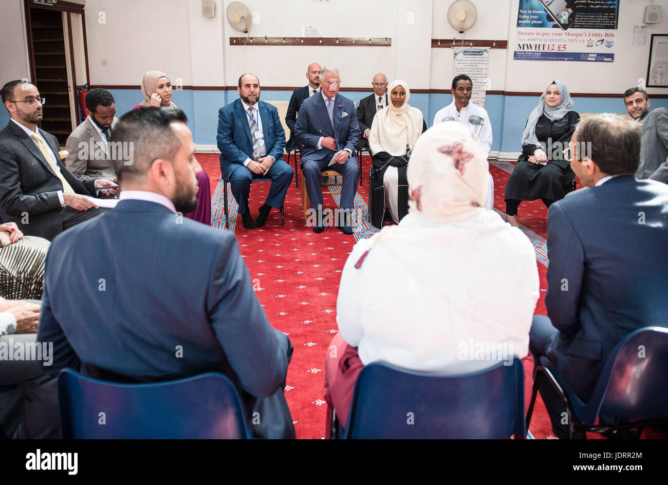 Il Principe di Galles parla ai membri durante una visita ai musulmani benessere casa nel nord di Londra, per incontrare i membri della comunità locale e di conoscere la risposta comunitaria a seguito dei recenti attacchi terroristici. Foto Stock Il Principe di Galles parla ai membri durante una visita ai musulmani benessere casa nel nord di Londra, per incontrare i membri della comunità locale e di conoscere la risposta comunitaria a seguito dei recenti attacchi terroristici. Foto Stock