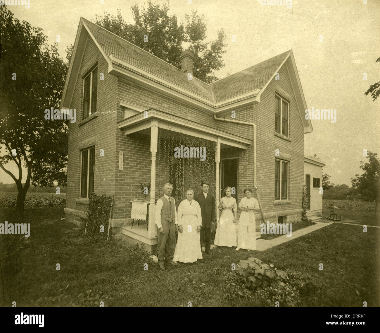 Antique c1910 fotografia, gruppo fotografia di famiglia al di fuori della loro casa. La posizione è probabilmente in o vicino a Mankato, Minnesota. Fonte: fotografia originale. Foto Stock