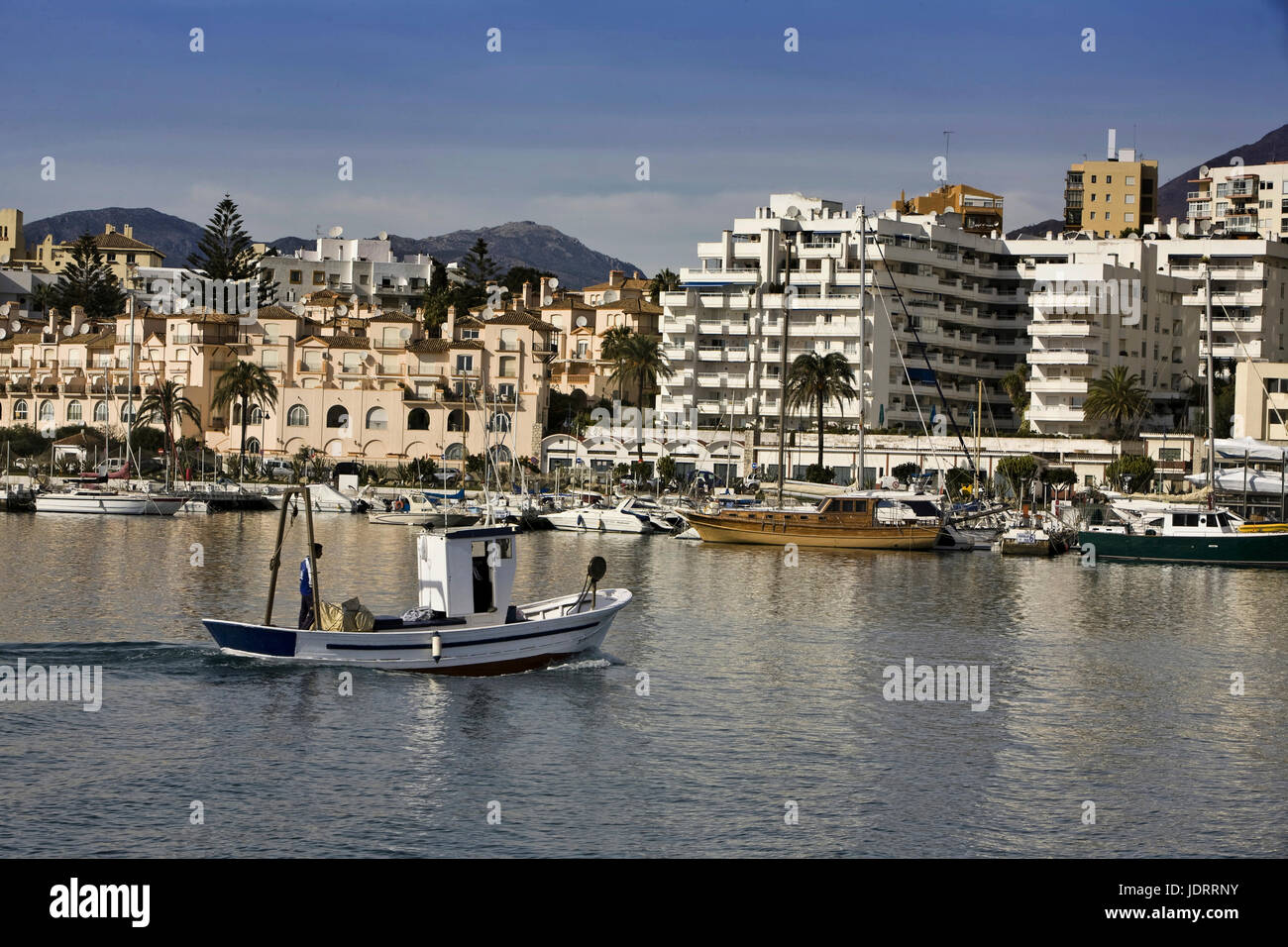 Barca da pesca entrando nel porto di Estepona, Andalusia, Spagna Foto Stock