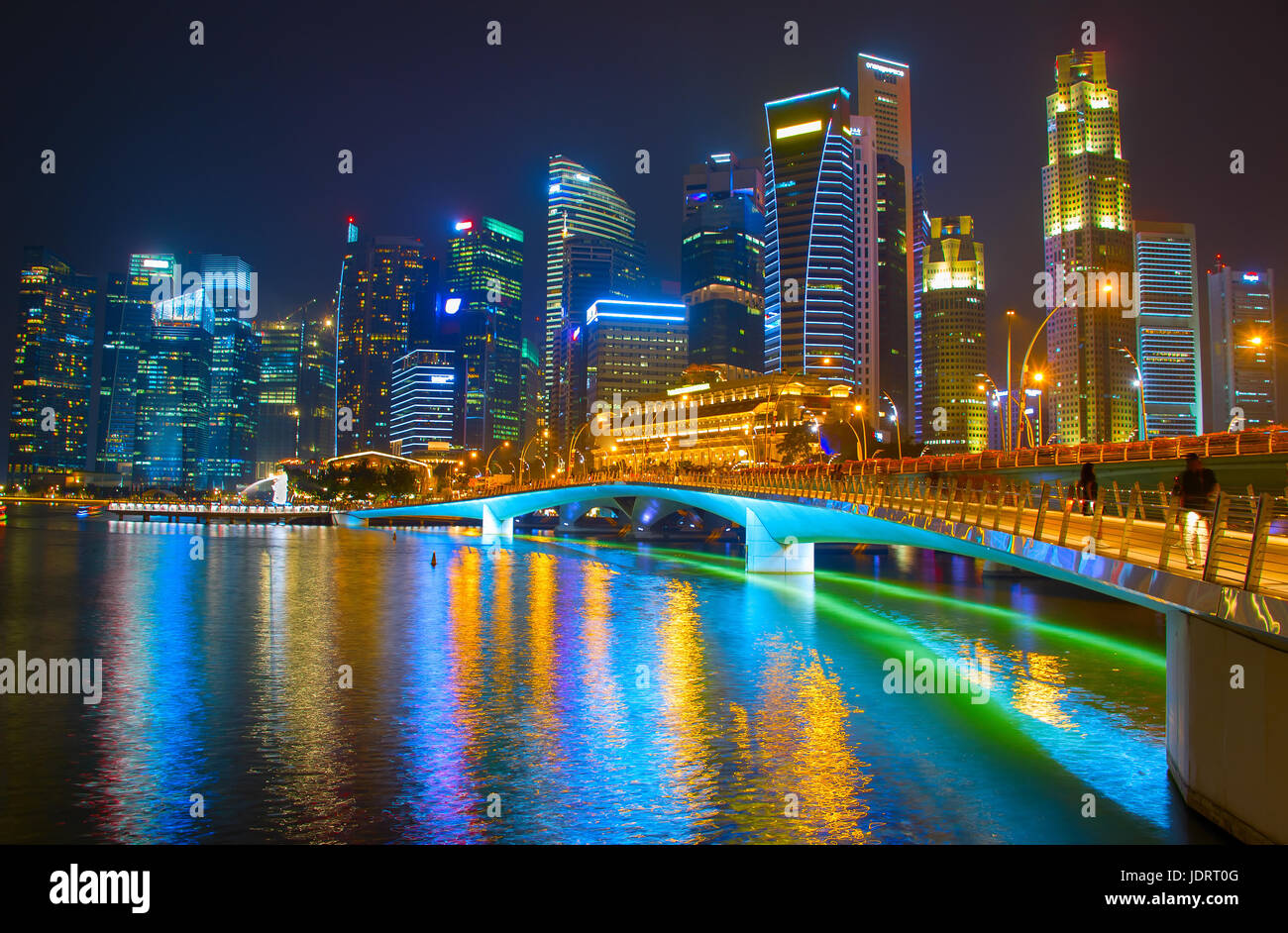 Singapore Downtown riflessa in un fiume di notte Foto Stock