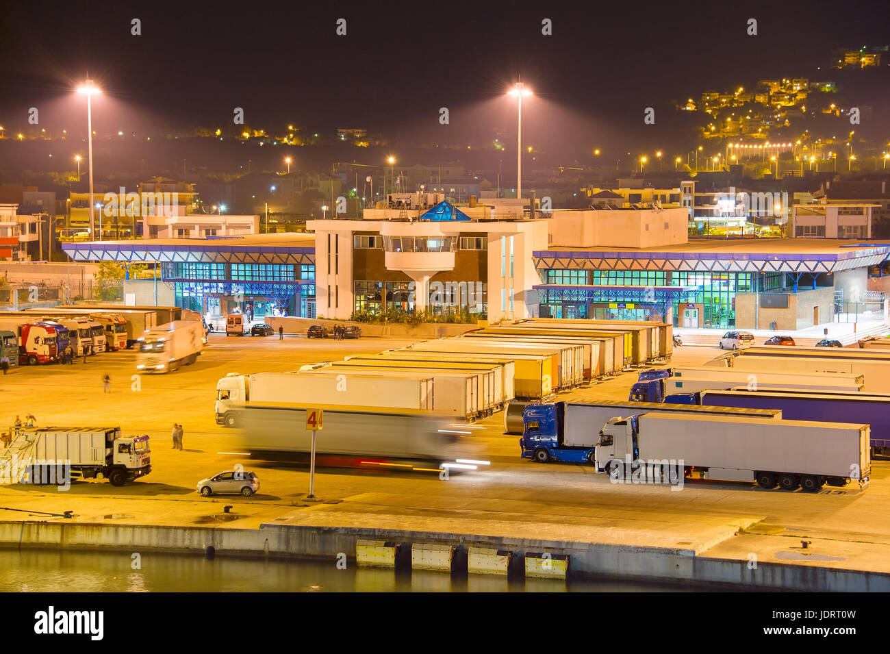 Un sacco di camion nel porto di mare di notte. Igoumenitsa Grecia Foto Stock