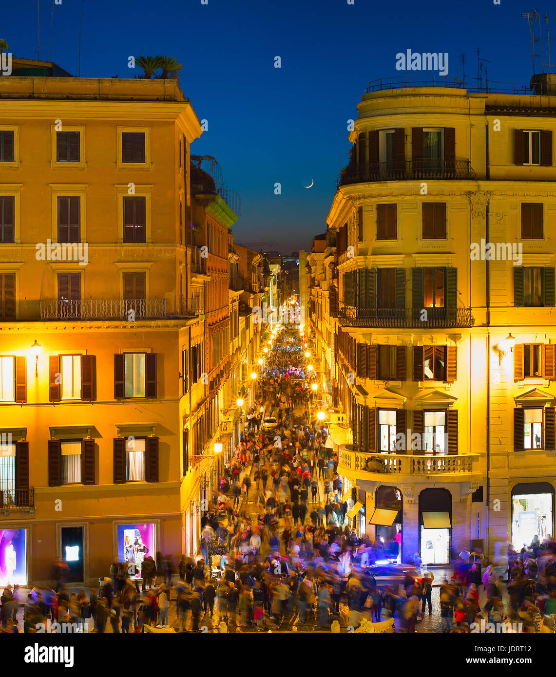 Vista della Città Vecchia strada di Roma al crepuscolo. Italia Foto Stock