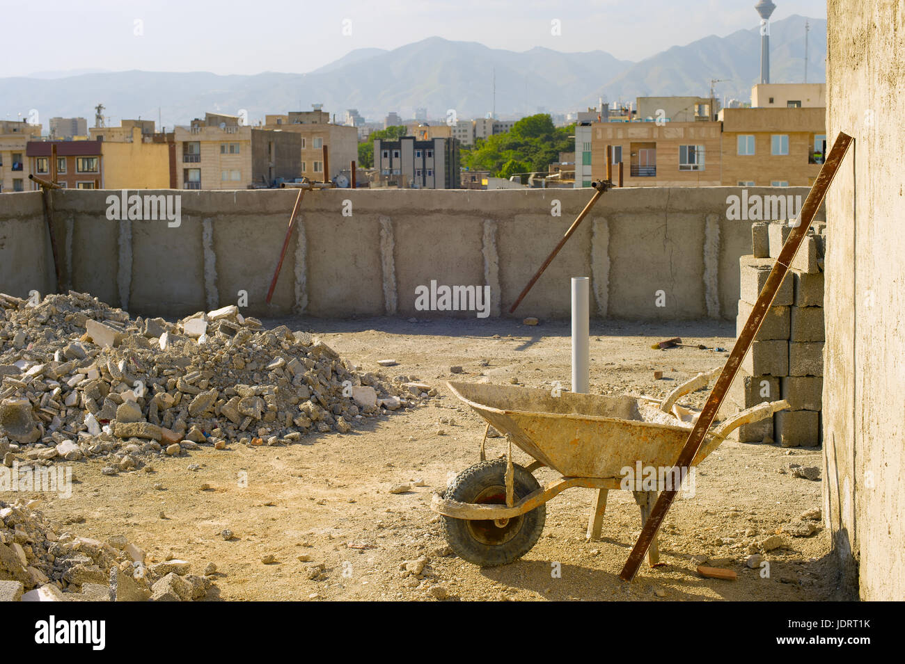 Sito in costruzione a Tehran. Tehran Città Architettura e torre Milad su uno sfondo. Iran Foto Stock