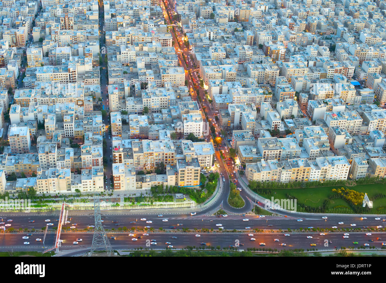 Gli uccelli vista di Teheran dal Milad Tower al tramonto. Iran Foto Stock