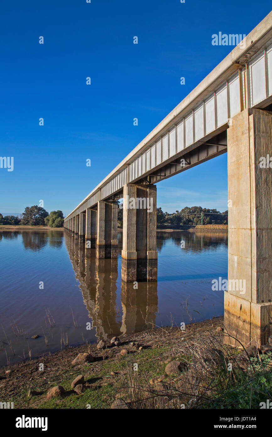 Ferroviarie dismesse ponte sul torrente Joyces la sua entrata al lago di Cairn Curran. La Newstead, Victoria, Australia Foto Stock