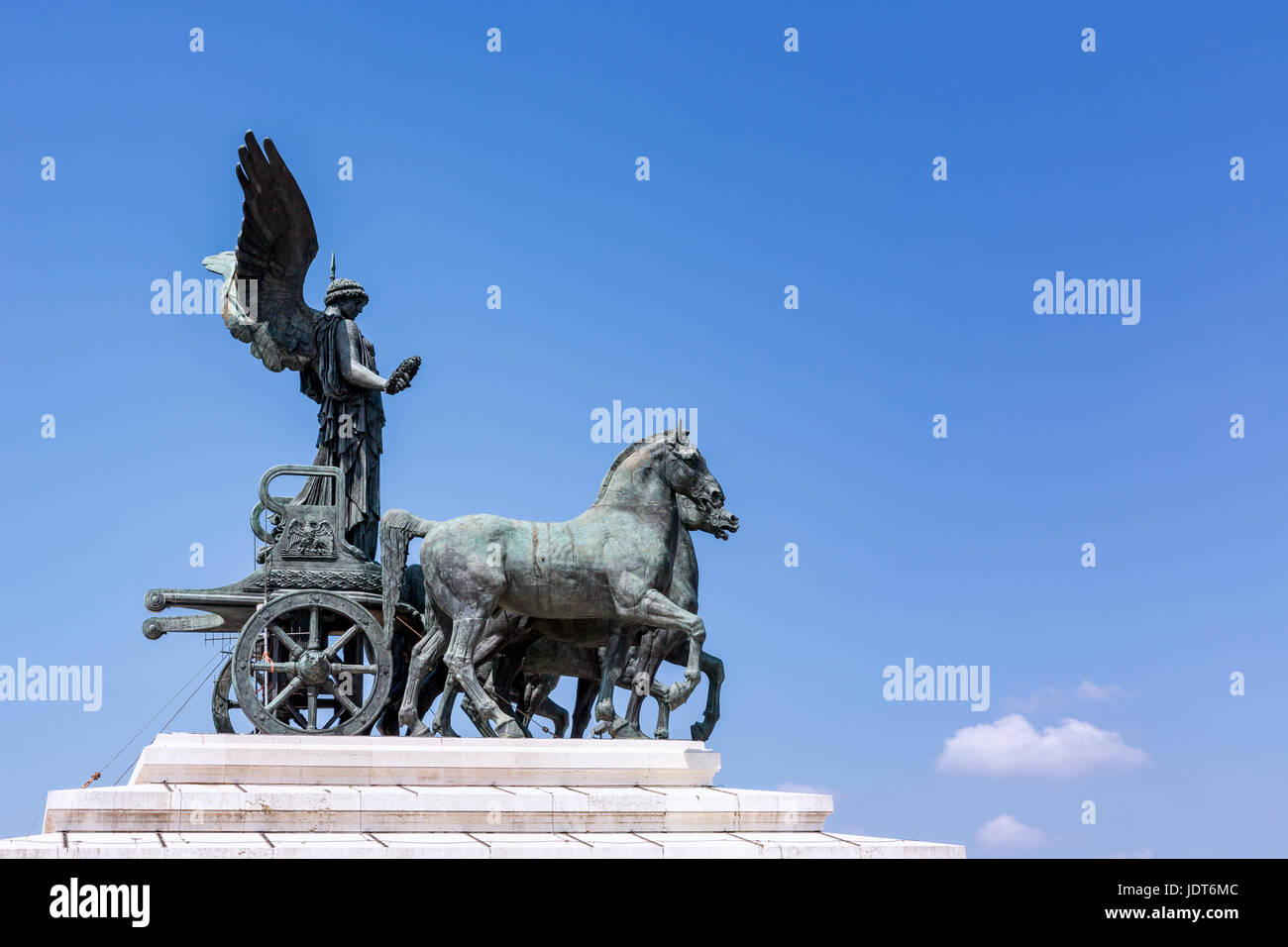 La Quadriga dell'Unità sul vertice del Victor Emmanuel II costruzione nella città di Roma, Italia Foto Stock