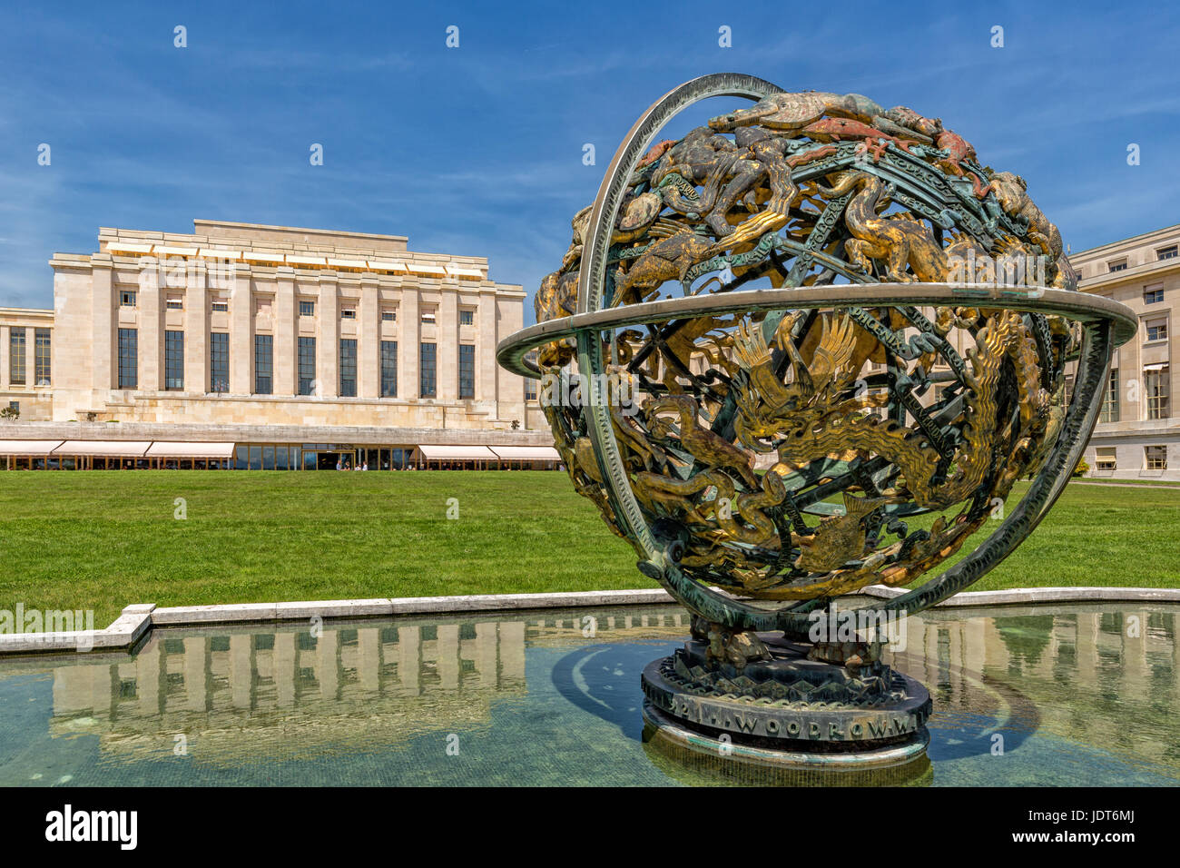 Wilson globo nella parte anteriore del quartier generale delle Nazioni Unite, il Palais des Nations, ONU, Ginevra, Svizzera Foto Stock