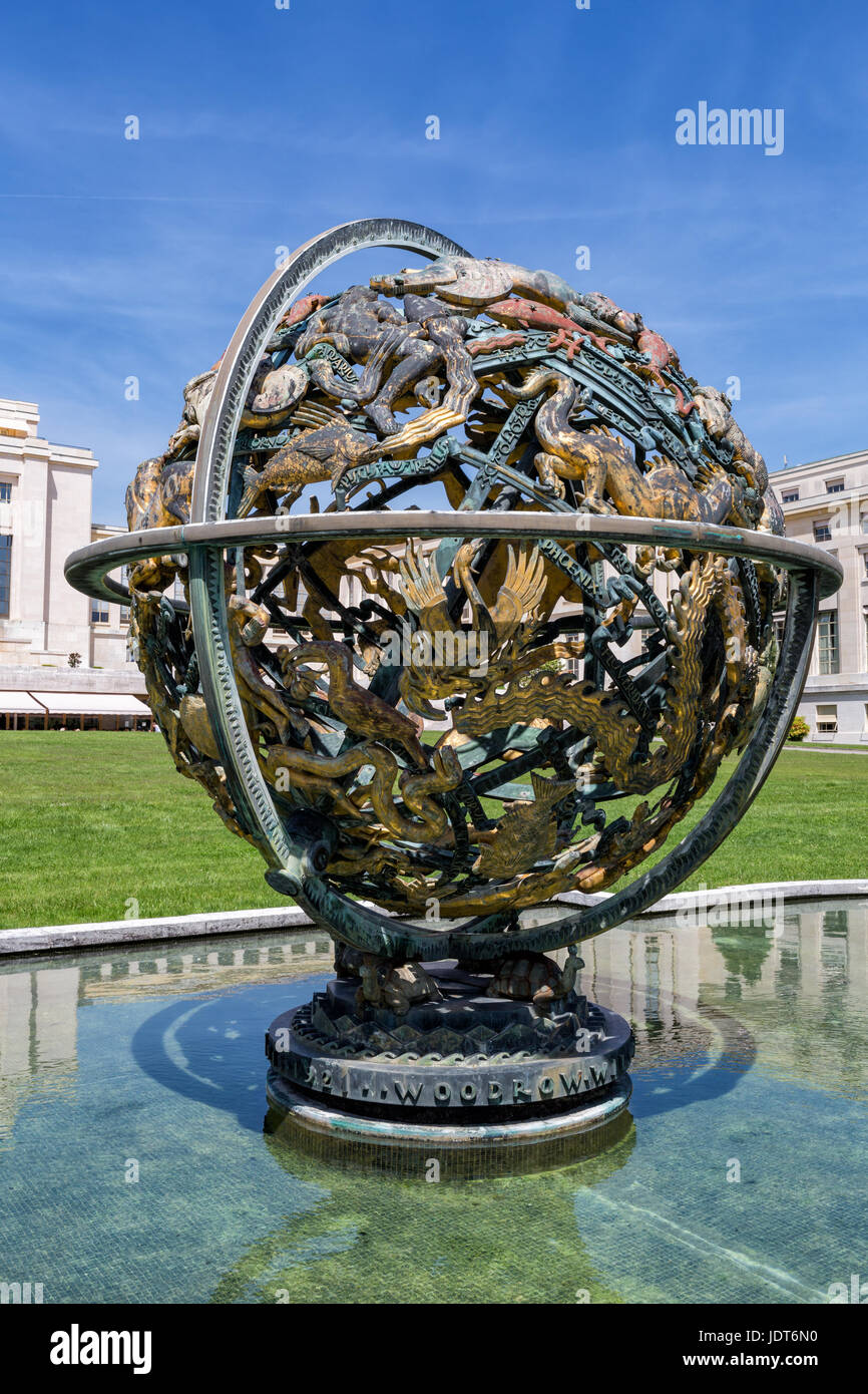 Wilson globo nella parte anteriore del quartier generale delle Nazioni Unite, il Palais des Nations, ONU, Ginevra, Svizzera Foto Stock