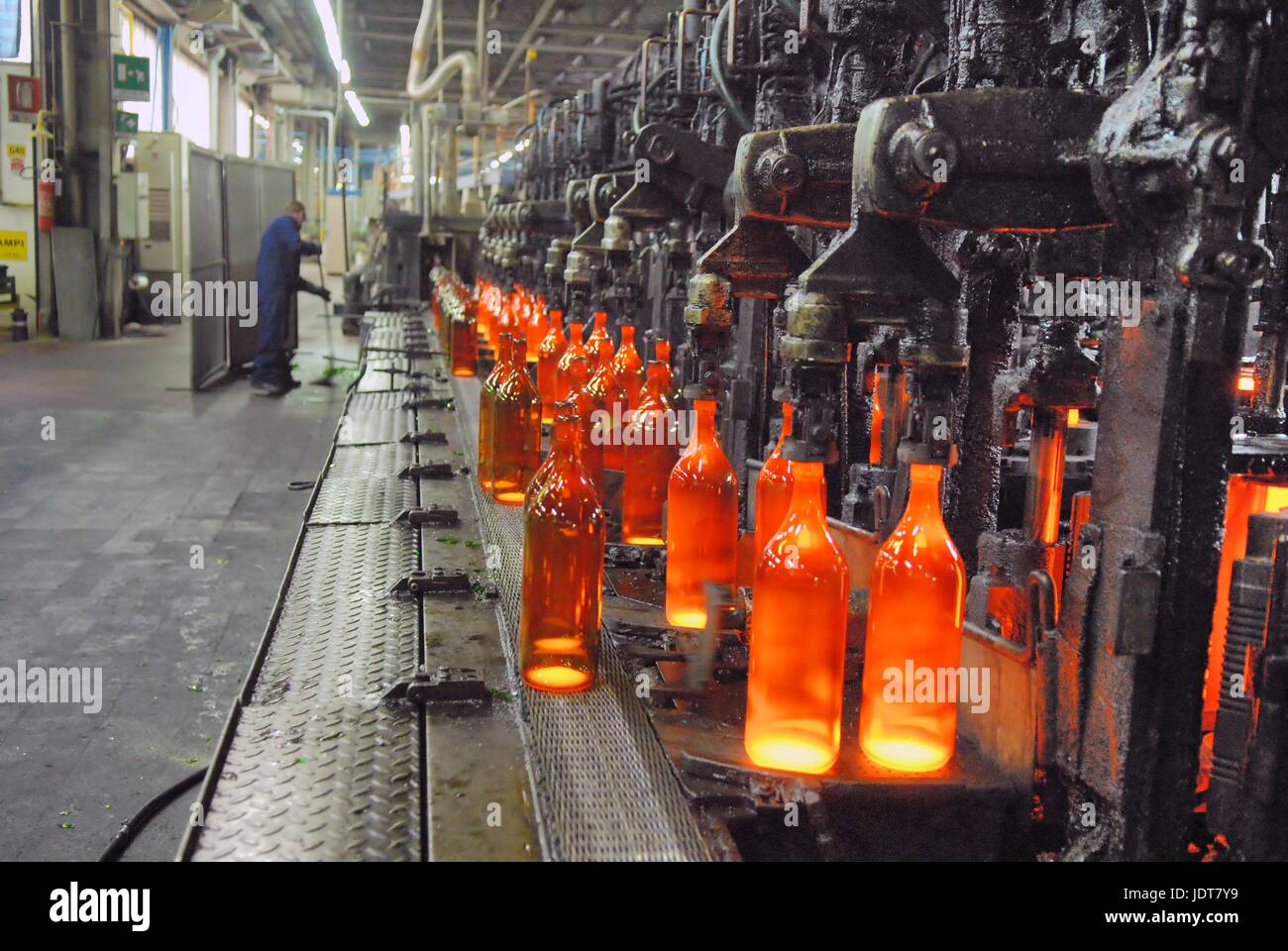 Italia - Industria del vetro, la produzione di bottiglie di vetro con il  vetro riciclato Foto stock - Alamy