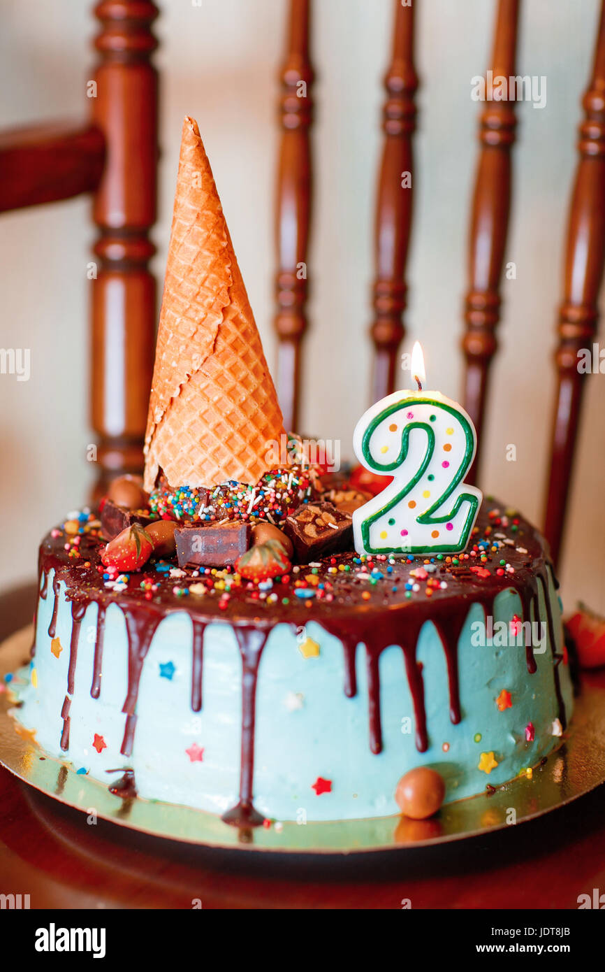 Dolce : Torta di compleanno con candeline per 2° compleanno Foto stock -  Alamy