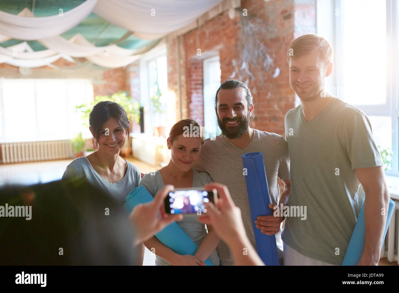 Le persone felici in studio di yoga o palestra a fotografare Foto Stock