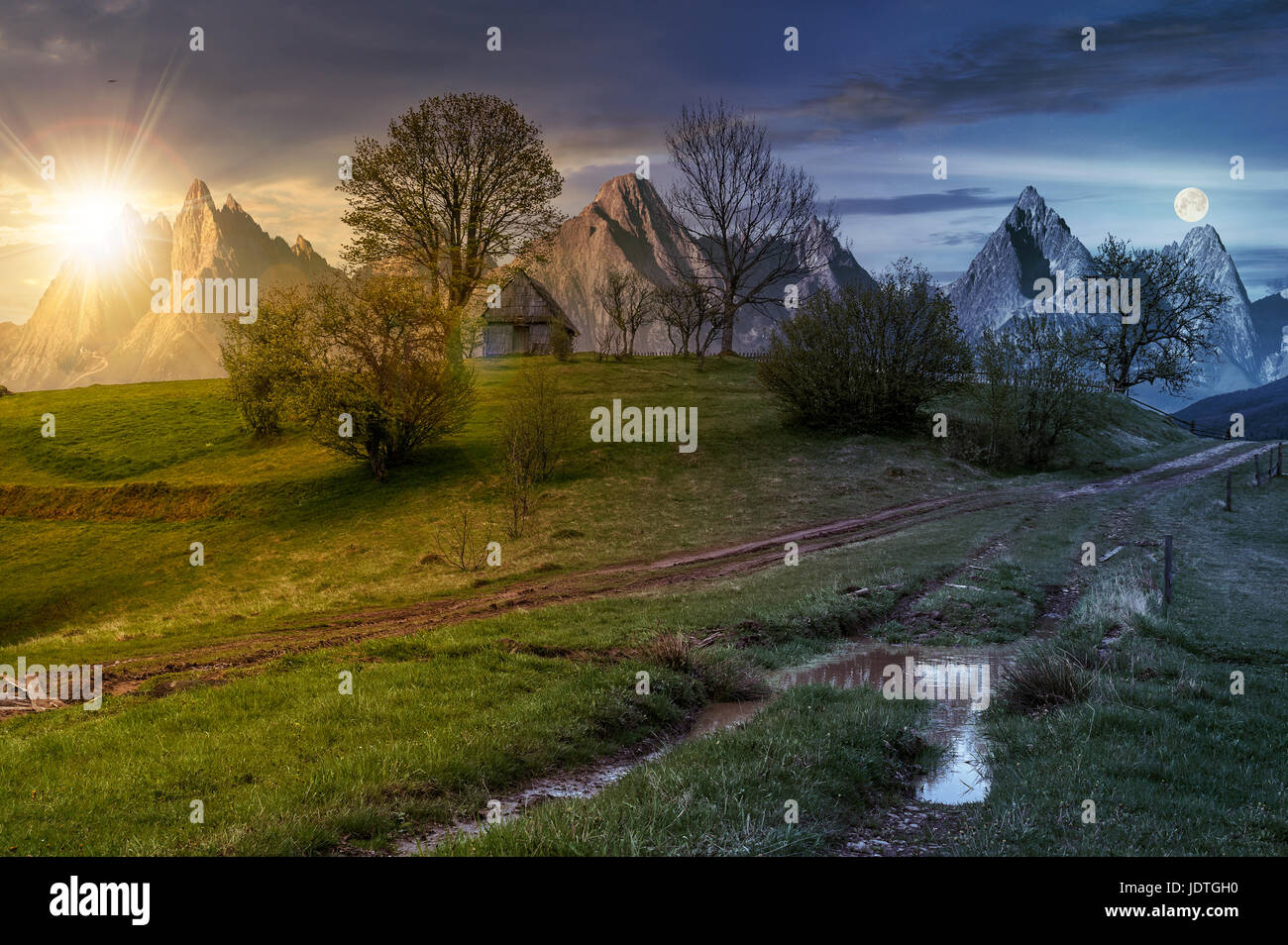 Il giorno e la notte e cambiare idea; legnaia tra gli alberi su una collina dalla strada. Composite Alti Tatra paesaggio di campagna nel clima drammatico con s Foto Stock