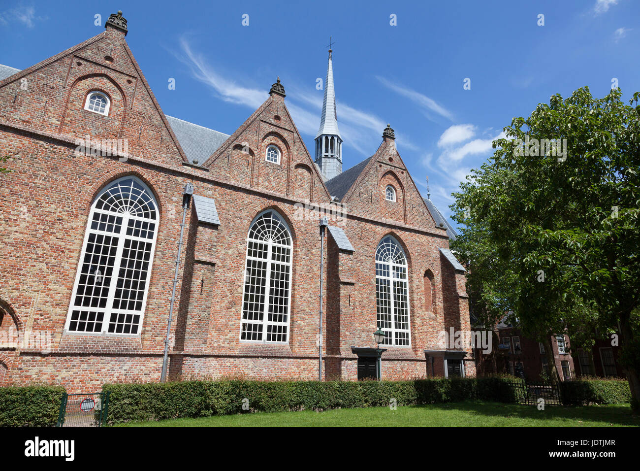 Chiesa giacobina e cielo blu nel centro di leeuwarden nei Paesi Bassi sulla soleggiata giornata estiva Foto Stock