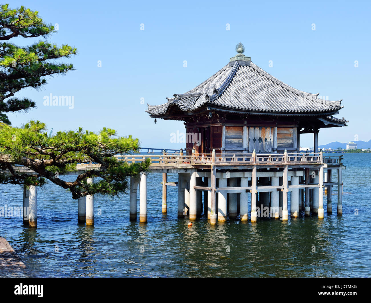 Una struttura a ponte a baldacchino conduce al tempio Ukimido, sul Lago Biwa, Otsu, Giappone Foto Stock