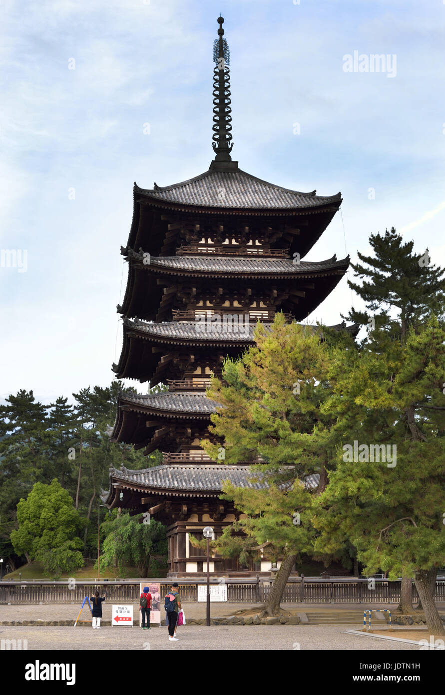 Kofukuji cinque piani pagoda al crepuscolo, Nara, Giappone Foto Stock