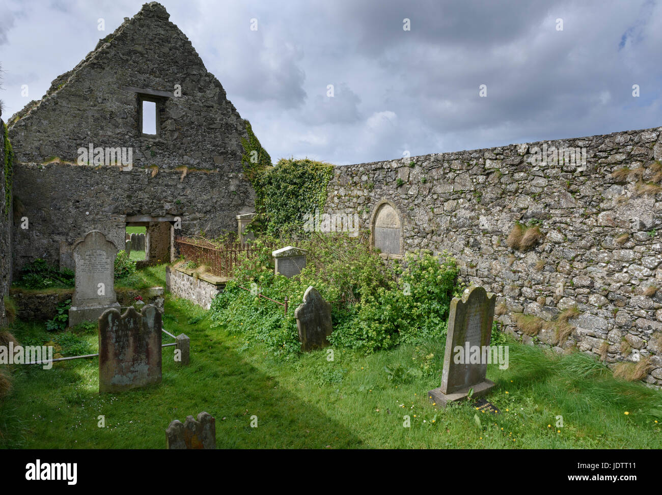 Vecchio rovinato la chiesa e cimitero di San Cuthbert's al Dunluce nella contea di Antrim Foto Stock