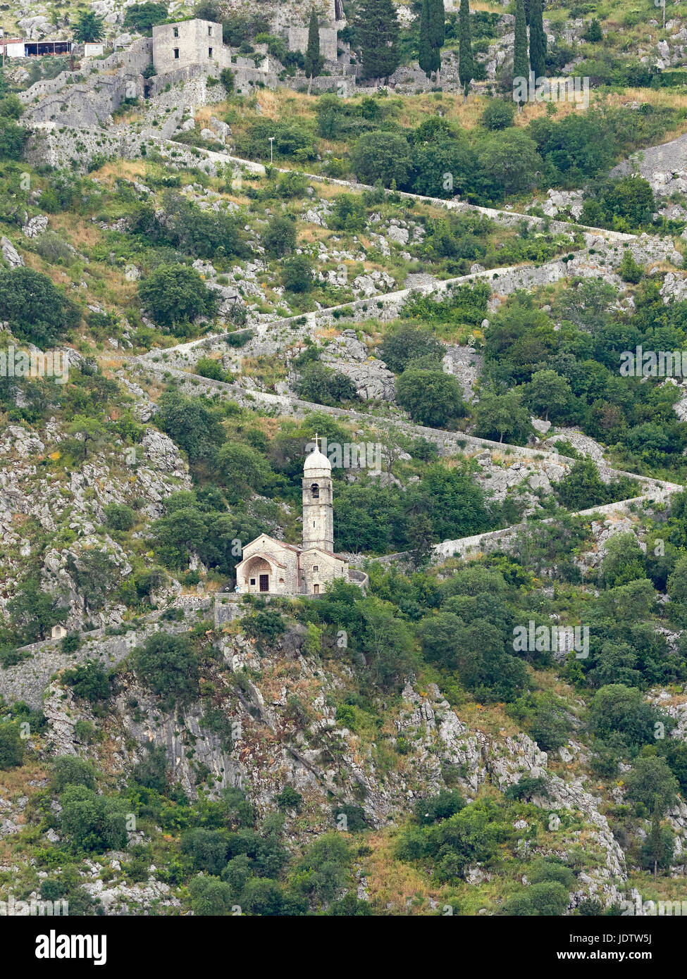 Cattaro la città murata nella Baia di Kotor in Montenegro con le mura della città e la chiesa di Nostra Signora del Rimedio o la salute sul fianco della montagna Foto Stock