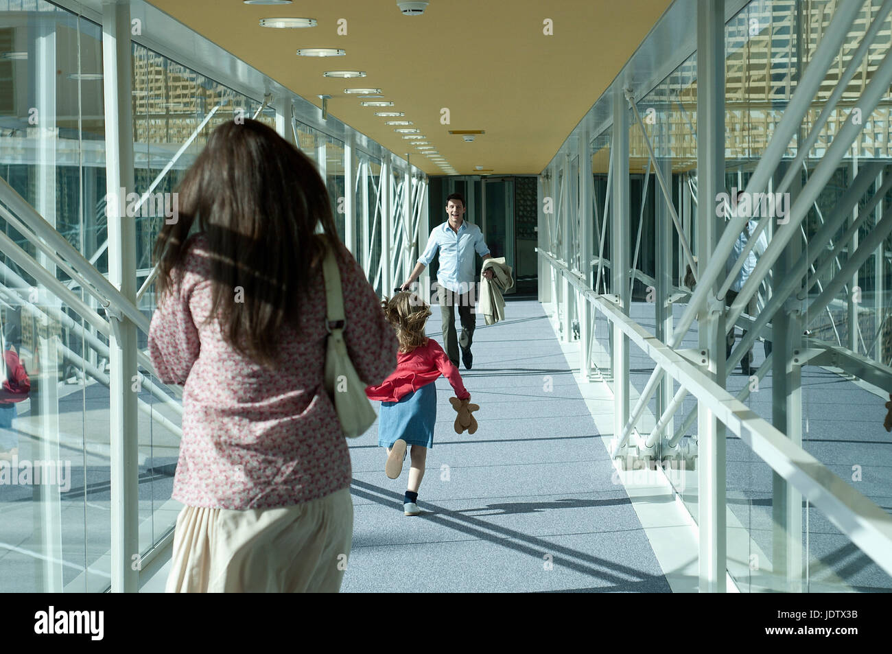 Famiglia in airport arrivi la passerella Foto Stock