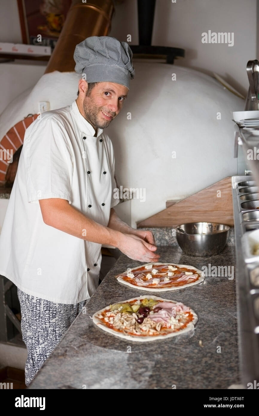 Persone in una pizzeria Foto Stock