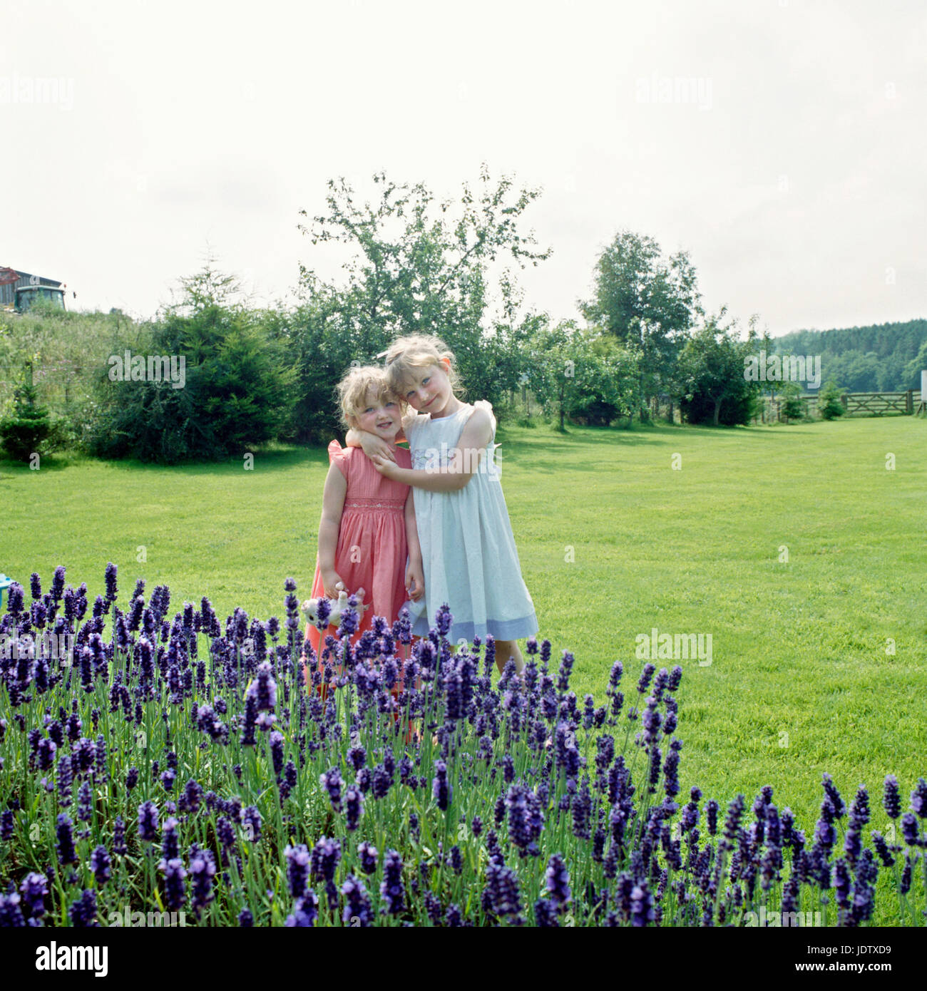 Due ragazze giocare in giardino Foto Stock