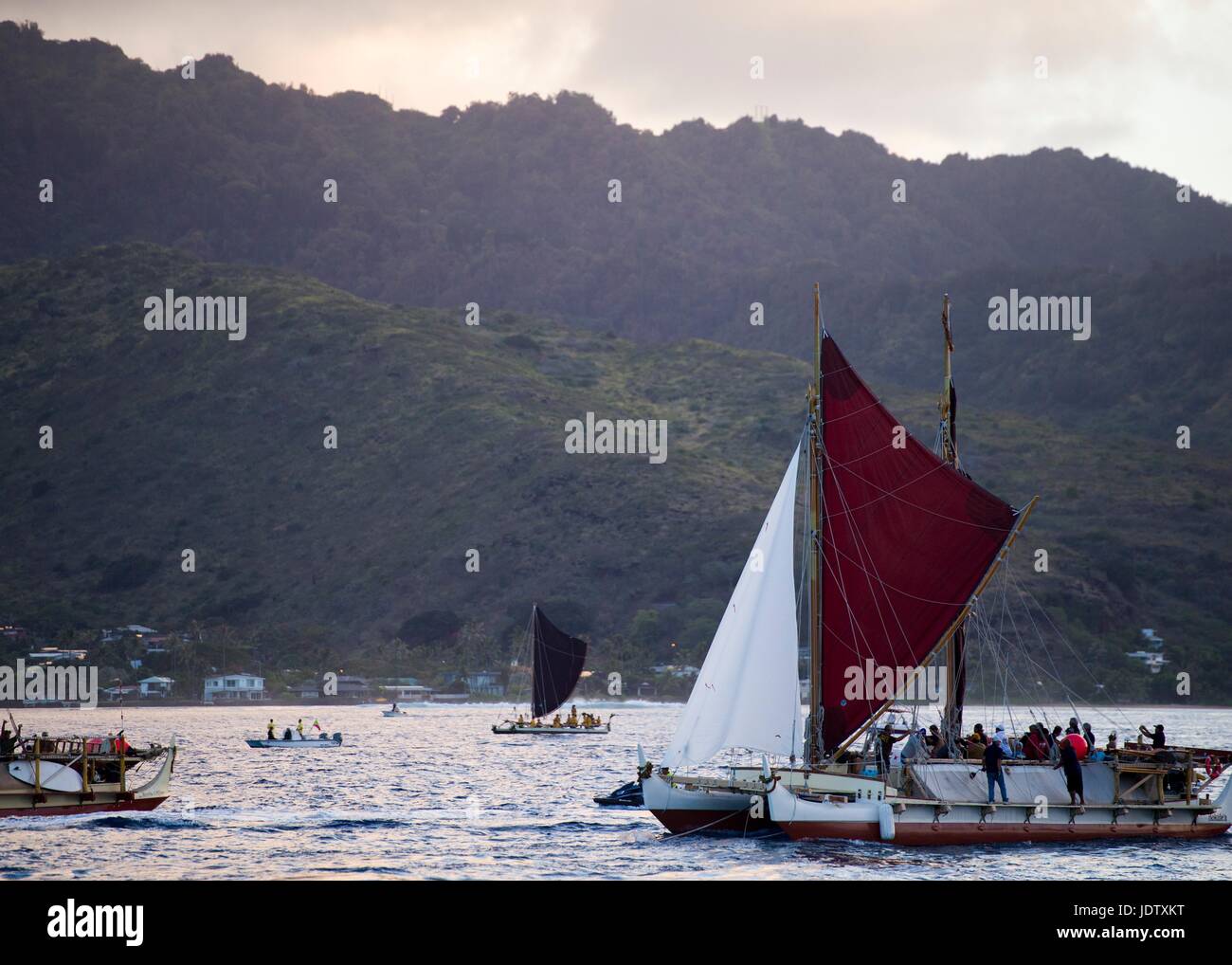 Il Polynesian a doppio scafo voyaging canoe, Hokuleʻa, ritorna alle Hawaii dopo la vela 40.000 miglia marine di tutto il mondo durante i 36 mesi di viaggio 17 giugno 2017 nelle Hawaii. Il Hokulea è tutta una replica in scala di un antico Polynesian a doppio scafo voyaging canoe costruito per dimostrare la teoria che la popolazione polinesiana viaggiato per grandi distanze in barca nel corso di tutta la storia. Foto Stock