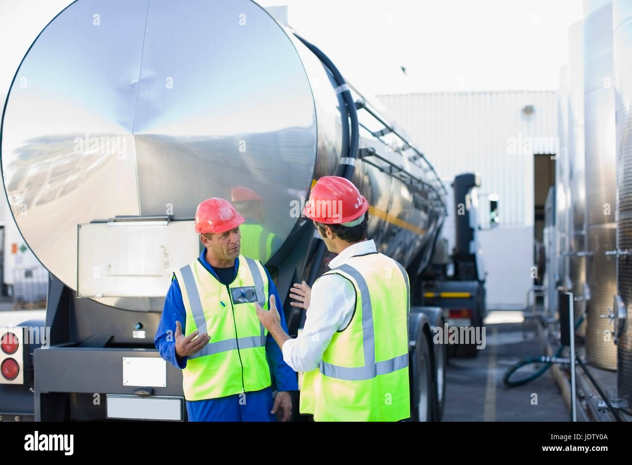 Lavoratori parlando dalla autocisterna Foto Stock