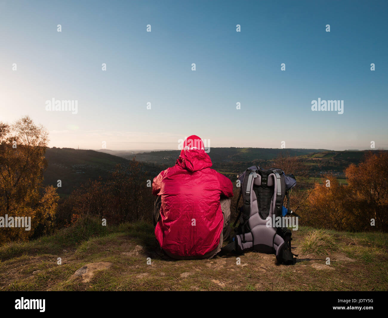Escursionista affacciato sul paesaggio rurale Foto Stock