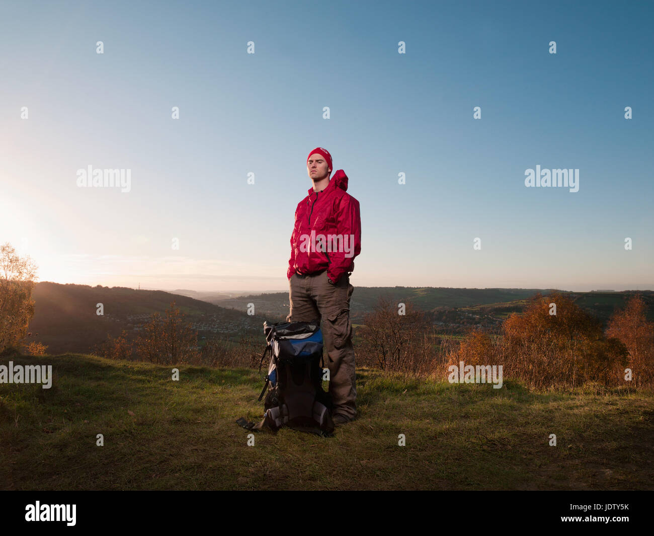 Escursionista in piedi nel paesaggio rurale Foto Stock