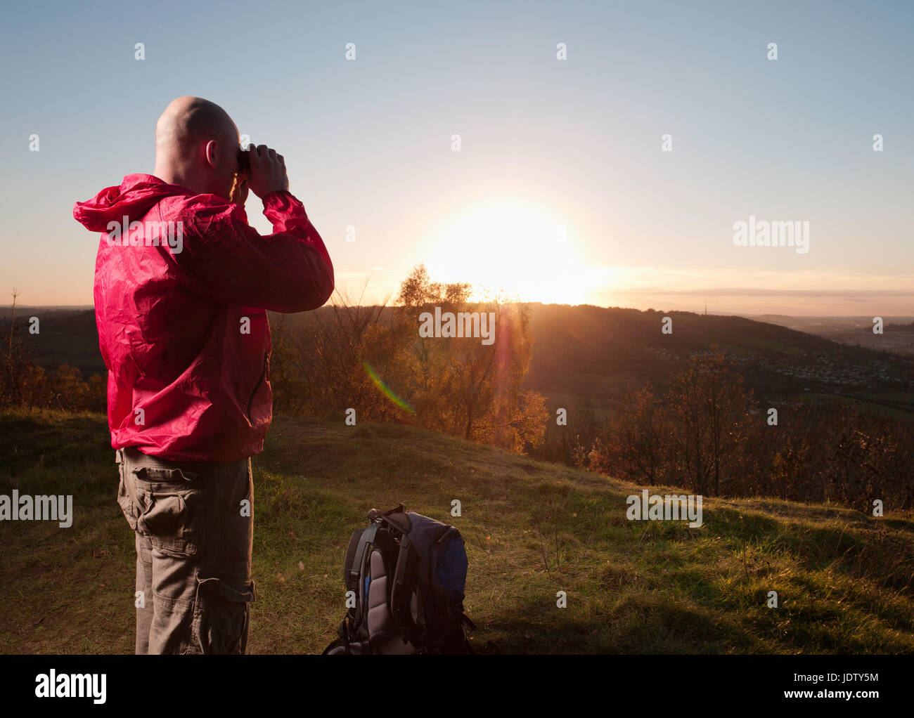 Escursionista affacciato sul paesaggio rurale Foto Stock