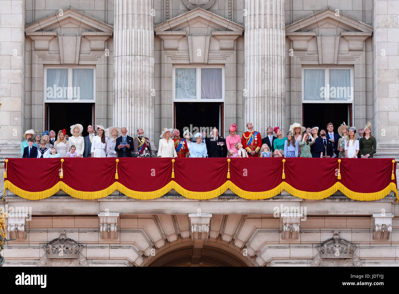 Famiglia reale estesa sul balcone di Buckingham Palace per il compleanno della regina Flypast dopo Trooping the Colour 2017 nel Mall di Londra. Royals Foto Stock