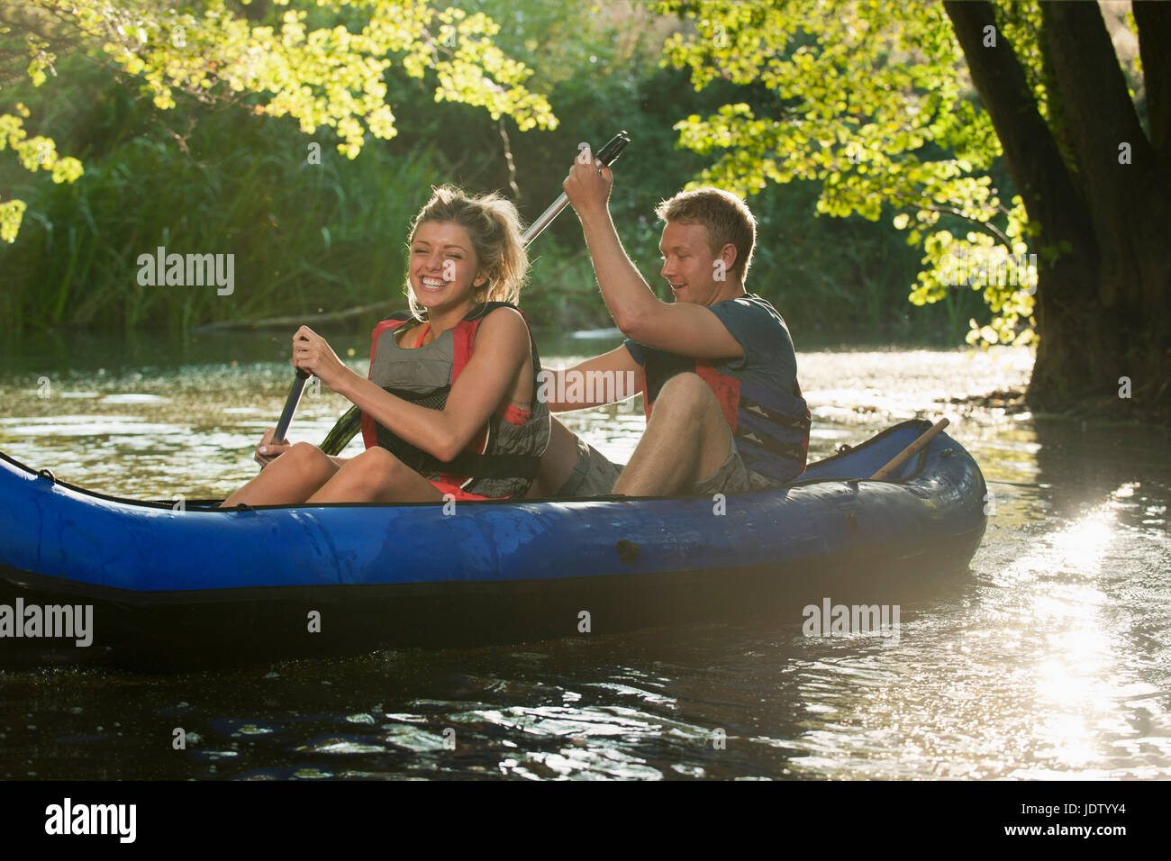 Coppia sorridente in kayak creek Foto Stock