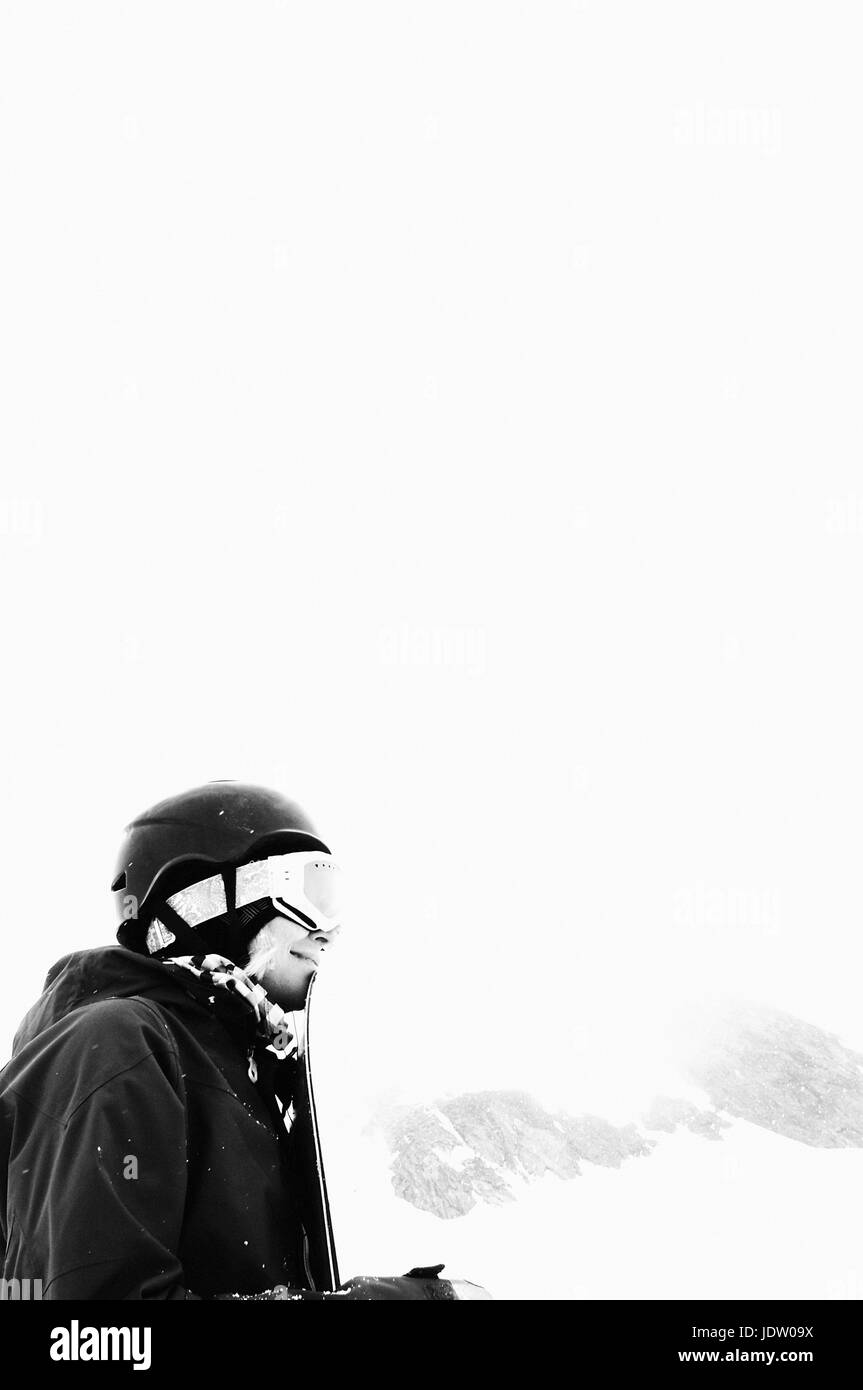 Snowboarder a piedi nella neve Foto Stock