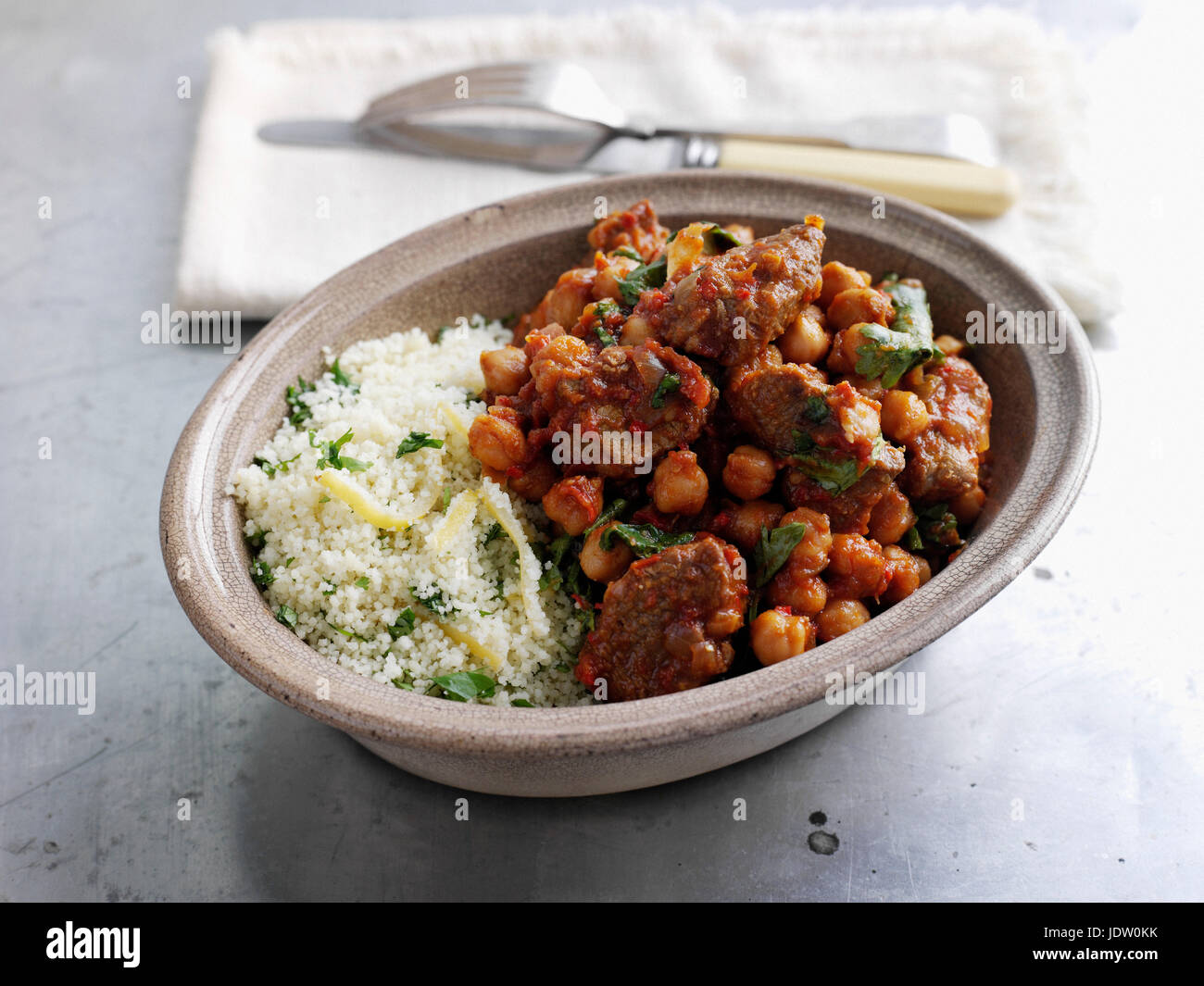 Ciotola di cuscus, carne e ceci Foto Stock