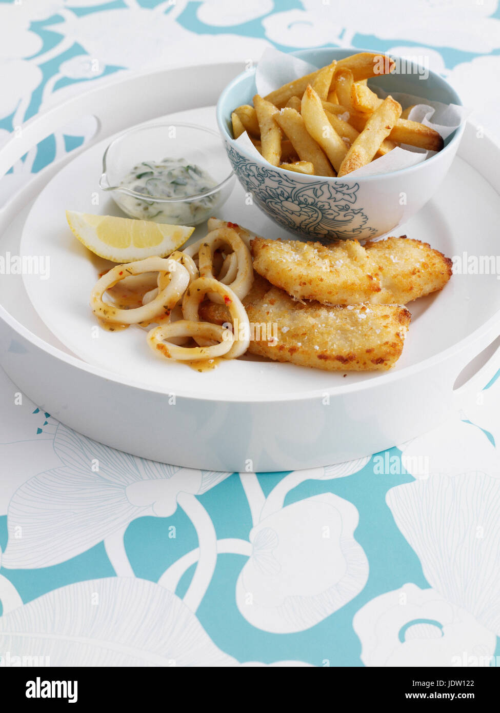 Ciotola di patatine con pesce e limone Foto Stock