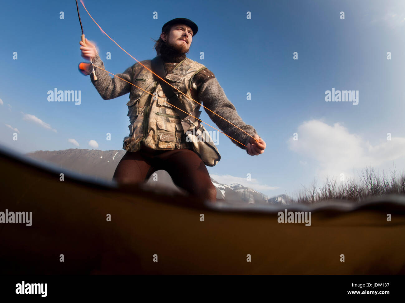 Basso angolo di visione dell uomo la pesca nel lago Foto Stock