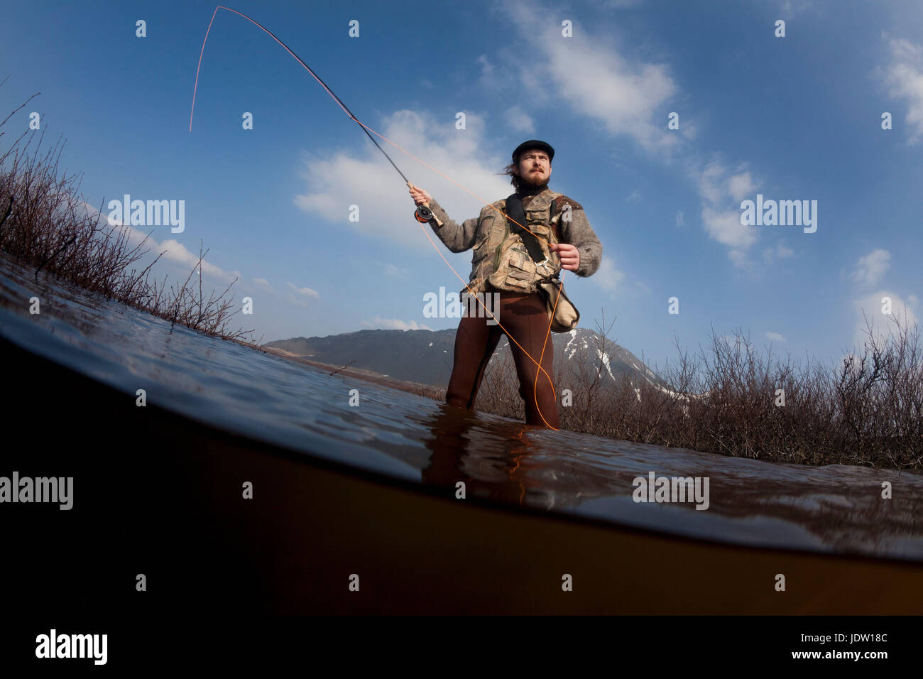 Basso angolo di visione dell uomo la pesca nel lago Foto Stock
