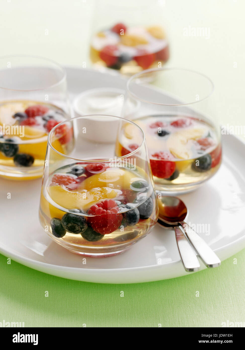 Bicchieri di insalata di frutta in gelatina Foto Stock